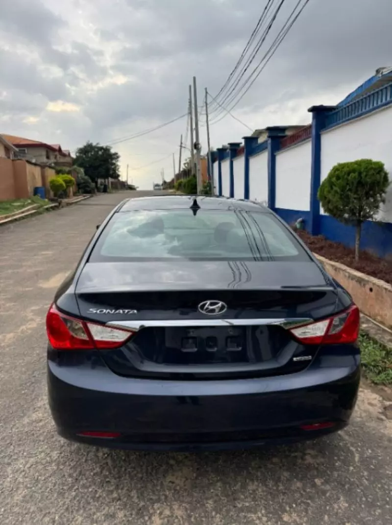 Hyundai Sonata   - 2011