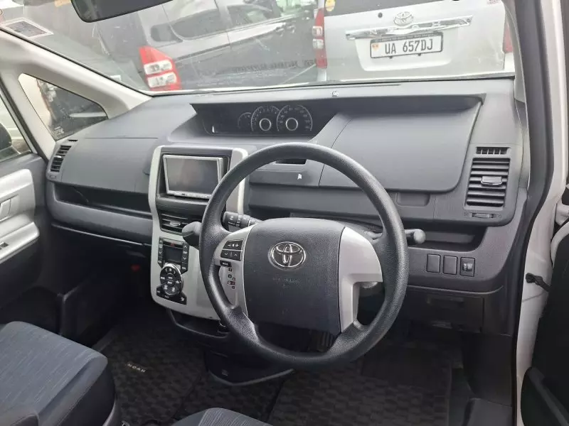 Toyota Noah   - 2012