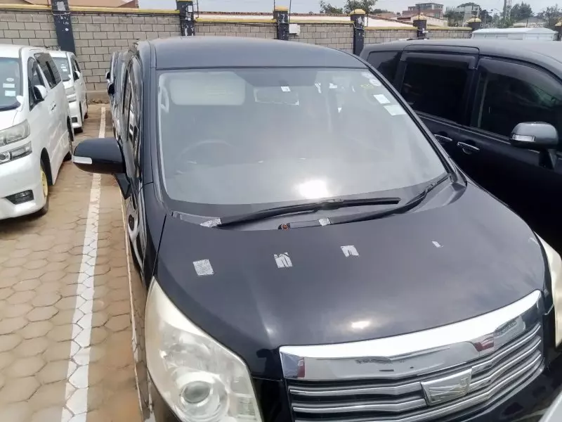 Toyota Noah   - 2012