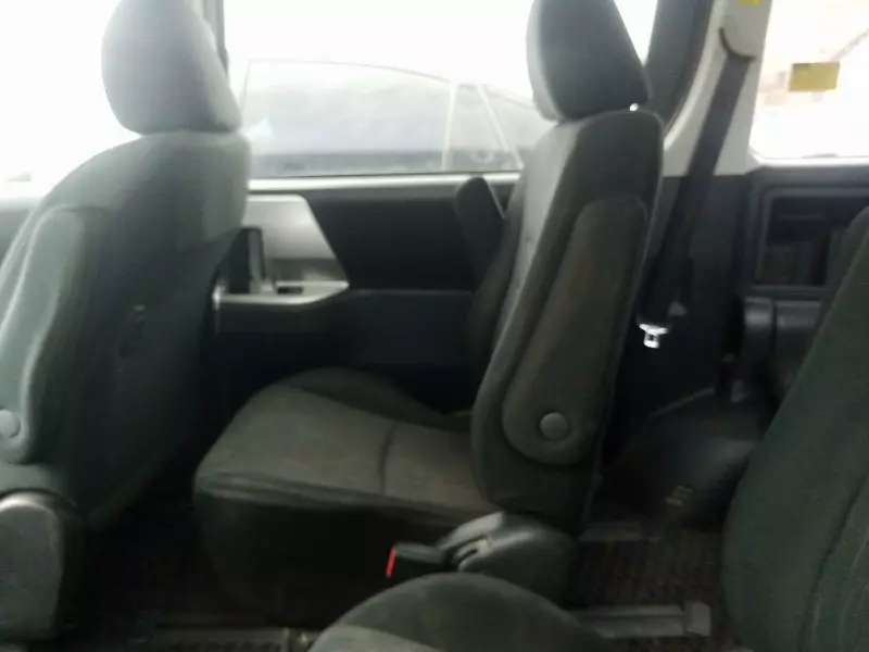 Toyota Noah   - 2012