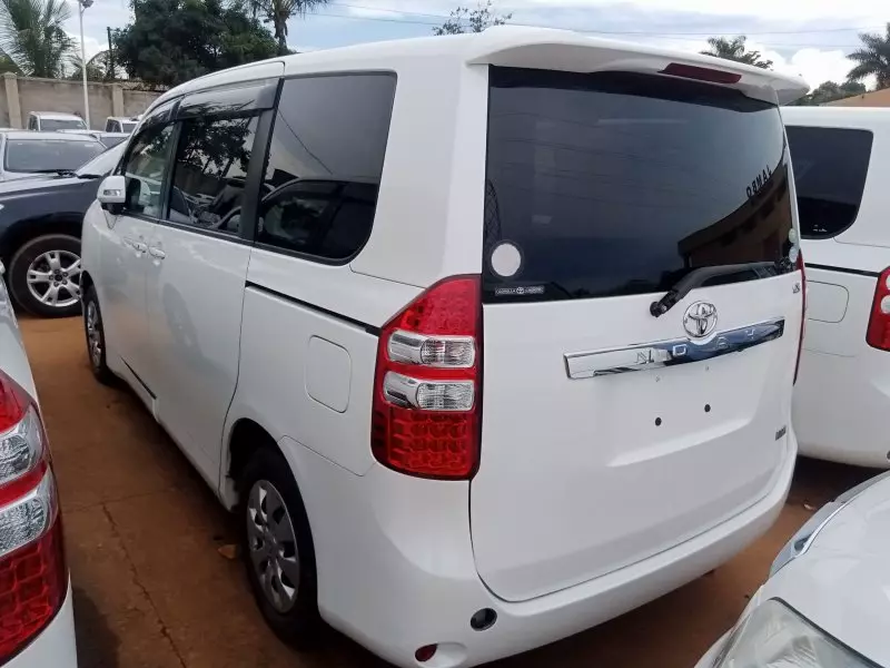 Toyota Noah   - 2012