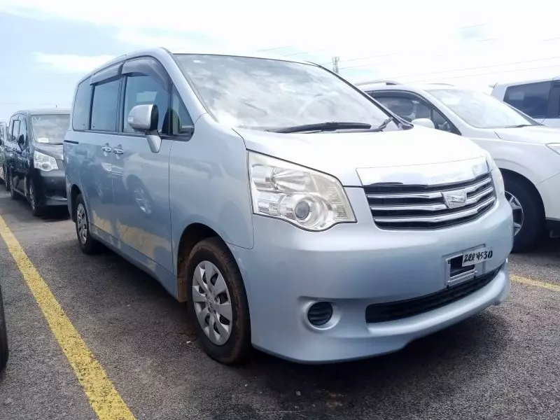 Toyota Noah   - 2011