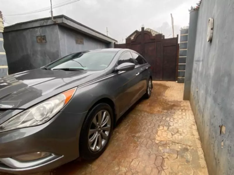 Hyundai Sonata   - 2011