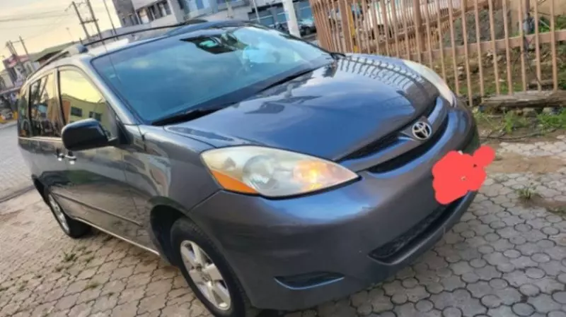 Toyota Sienna   - 2009