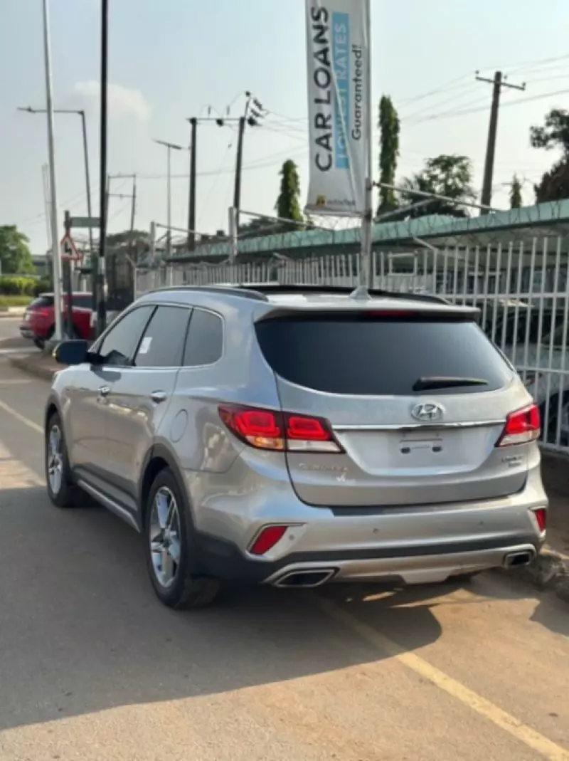 Hyundai Santa Fe   - 2017