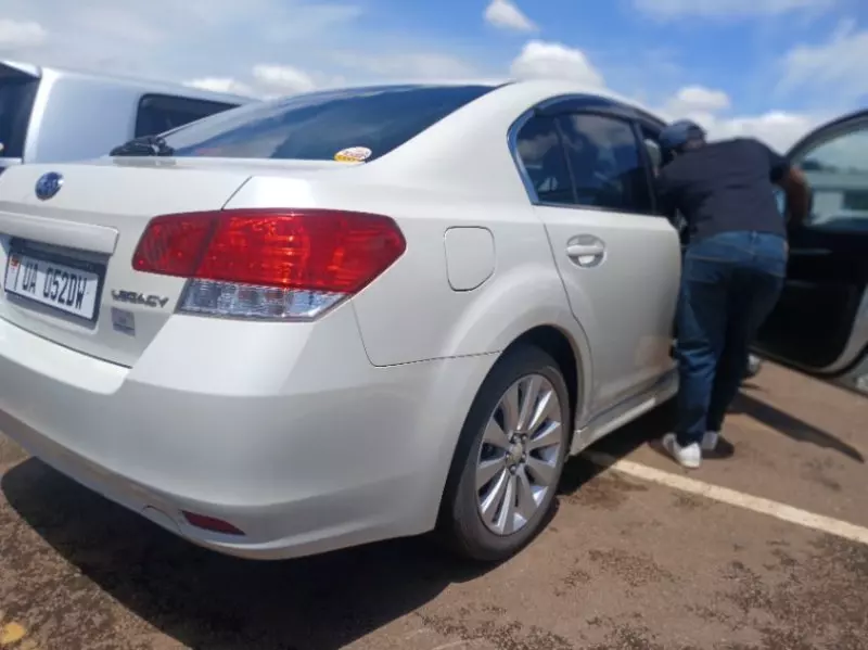 Subaru Legacy   - 2011