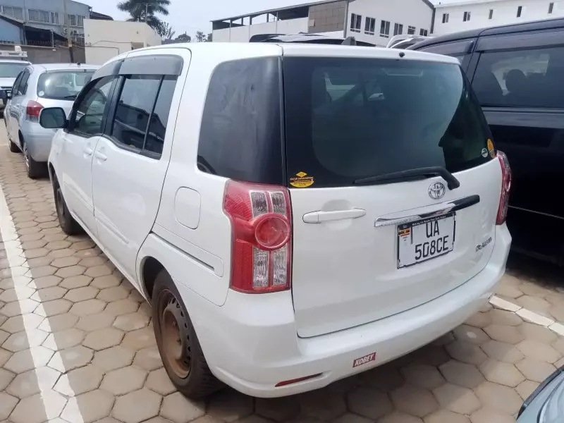 Toyota Raum    - 2010