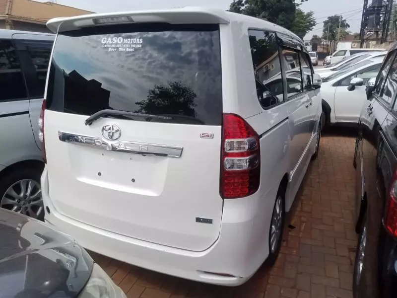Toyota Noah   - 2012