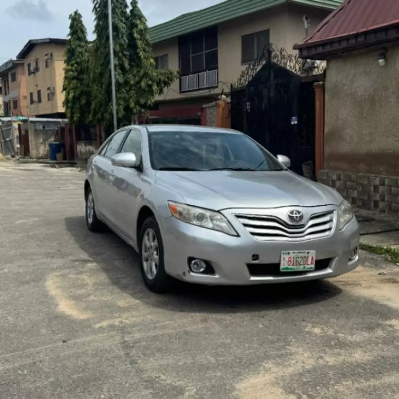 Toyota Camry   - 2010