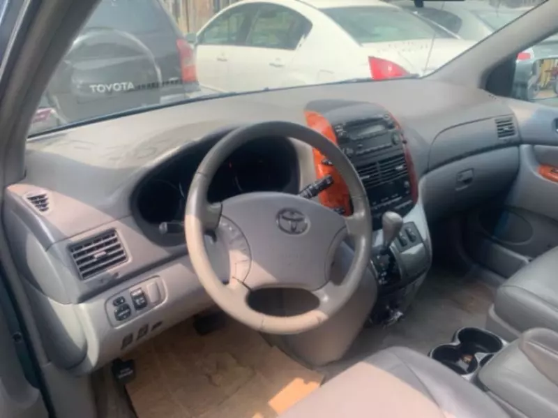 Toyota Sienna - 2009