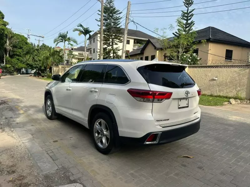 Toyota Highlander   - 2017