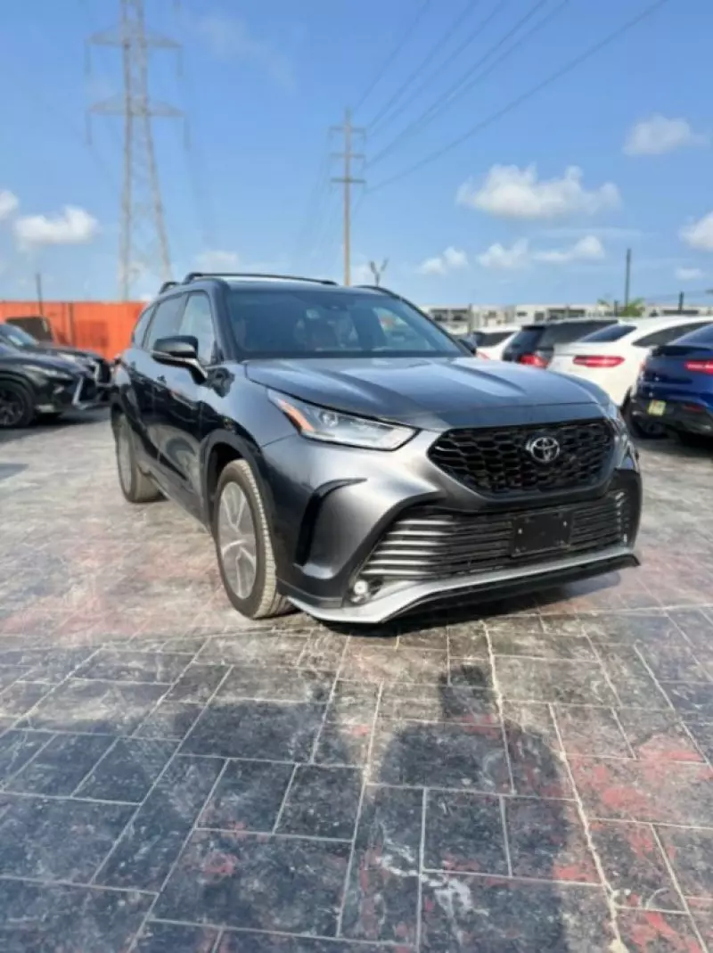 Toyota Highlander   - 2021