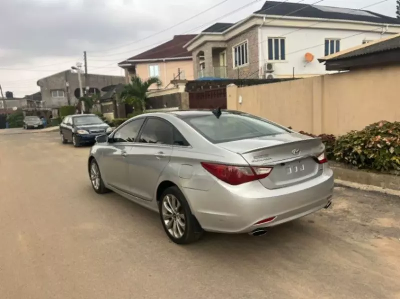 Hyundai Sonata   - 2012