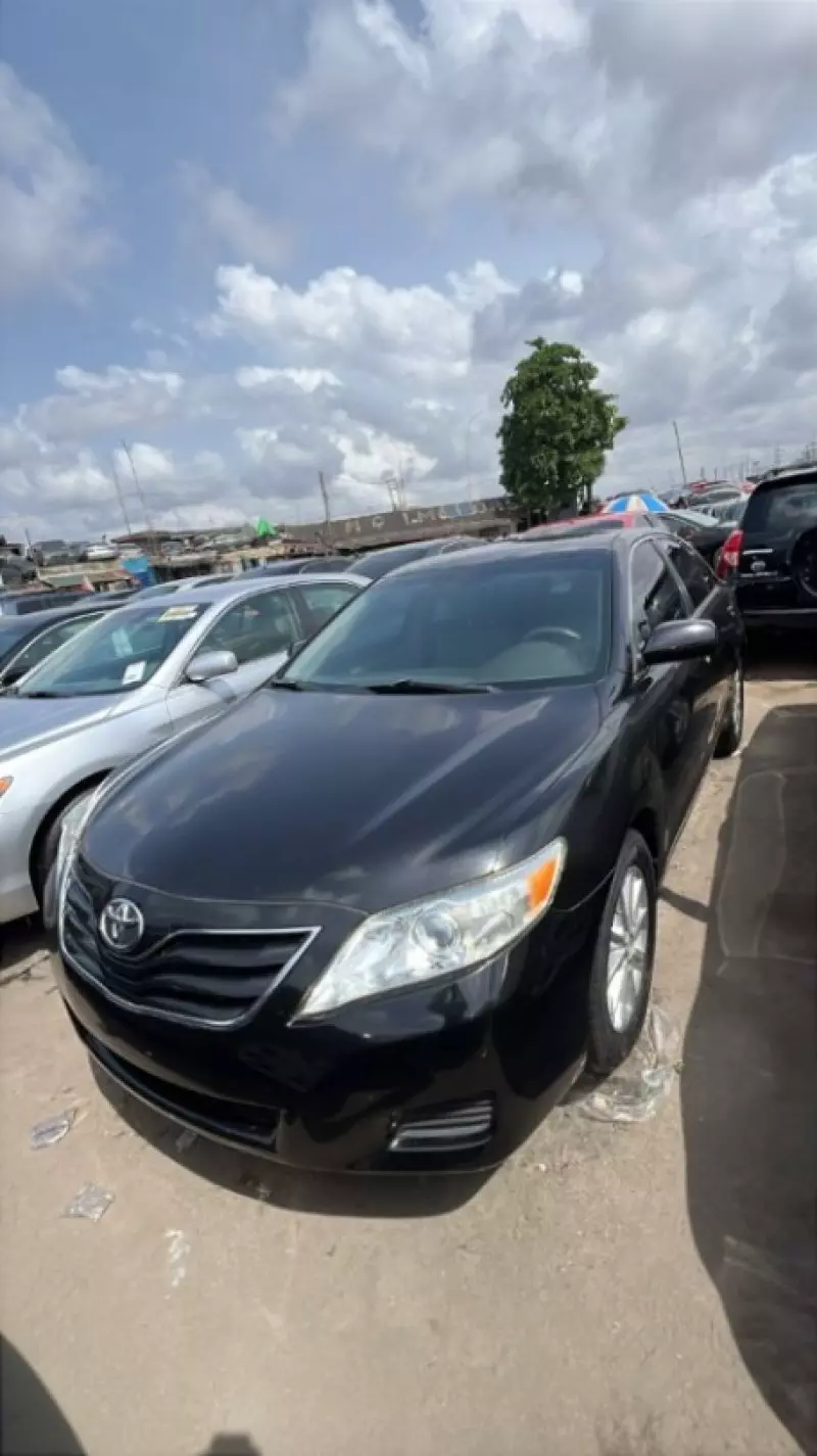 Toyota Camry   - 2010