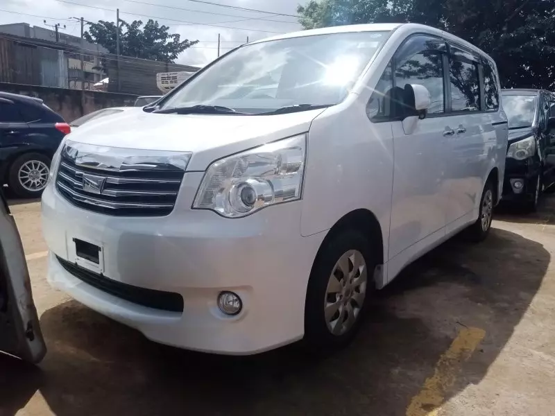 Toyota Noah   - 2012