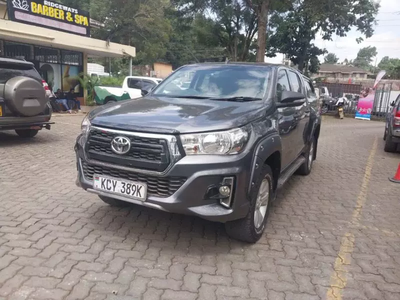 Toyota Hilux   - 2019