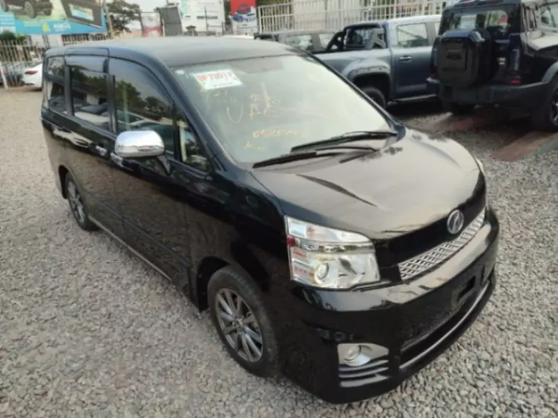 Toyota Voxy    - 2012