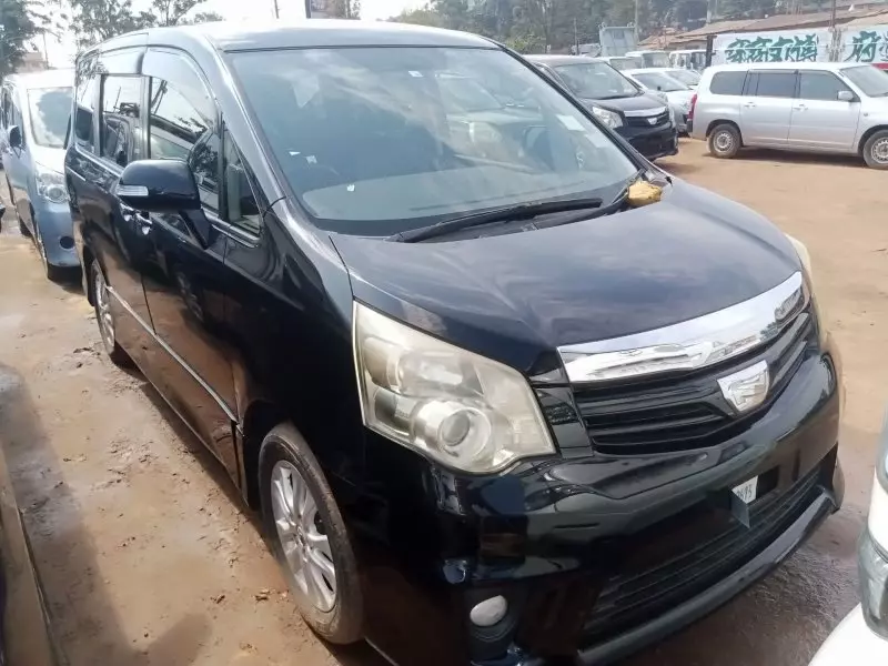 Toyota Noah   - 2012