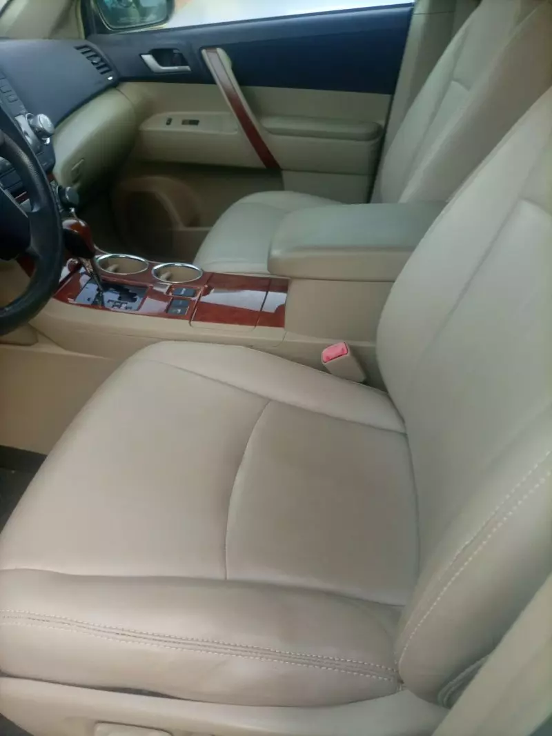 Toyota Highlander   - 2011