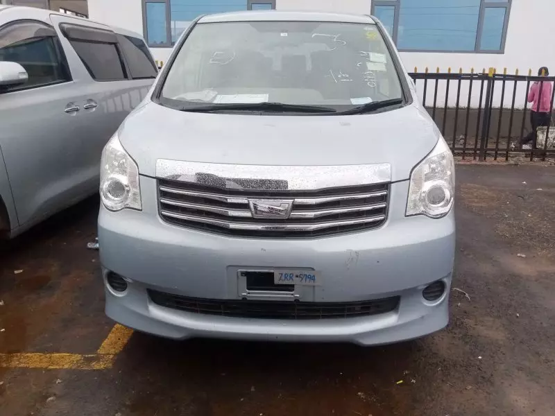 Toyota Noah   - 2012