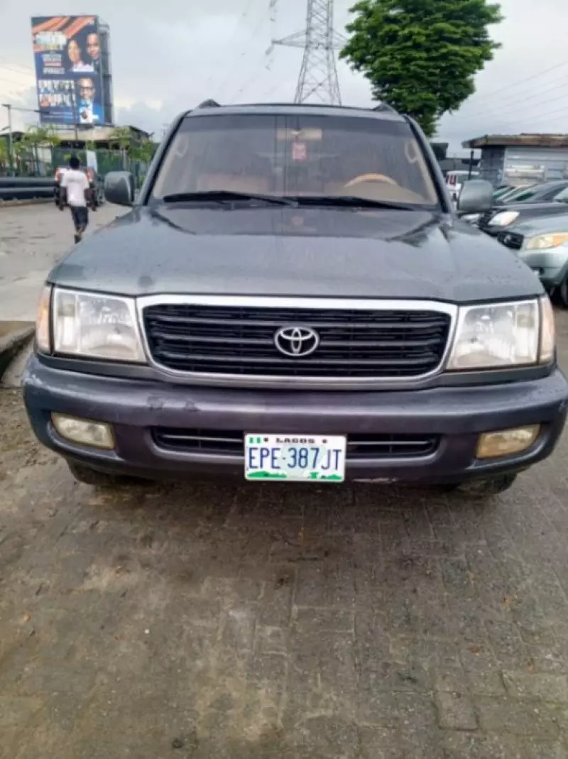 Toyota Land Cruiser   -