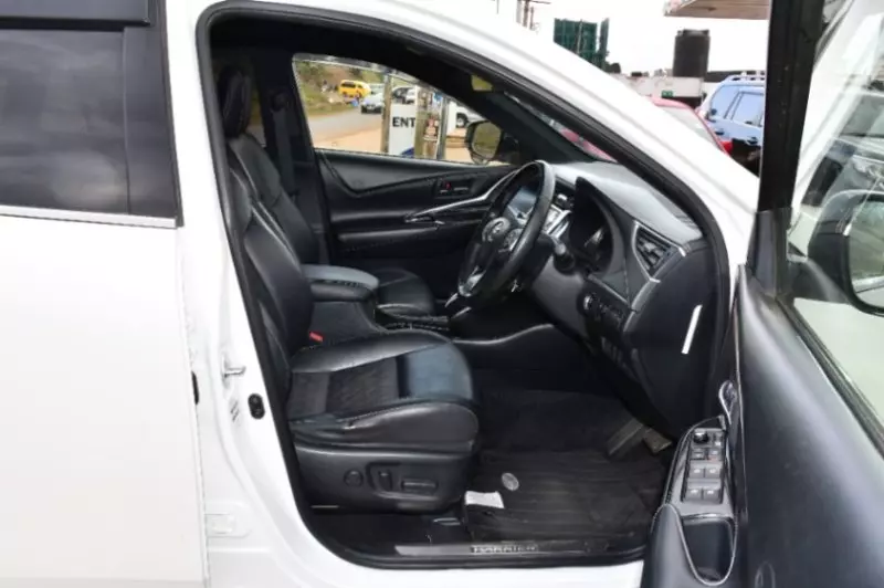 Toyota Harrier   - 2018