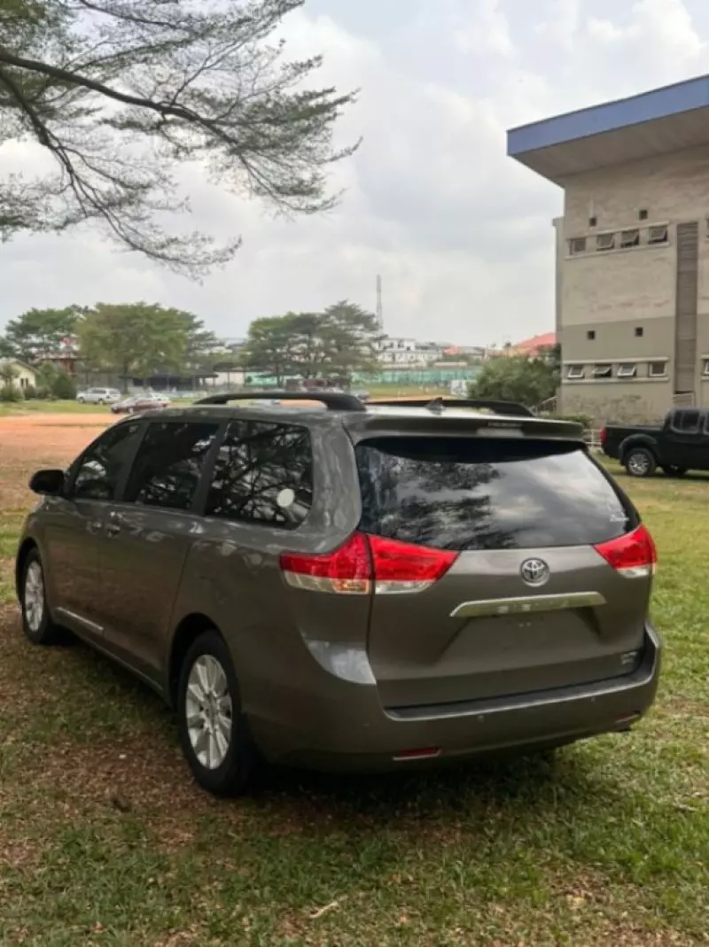 Toyota Sienna - 2011