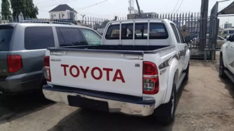 Toyota Hilux   - 2015