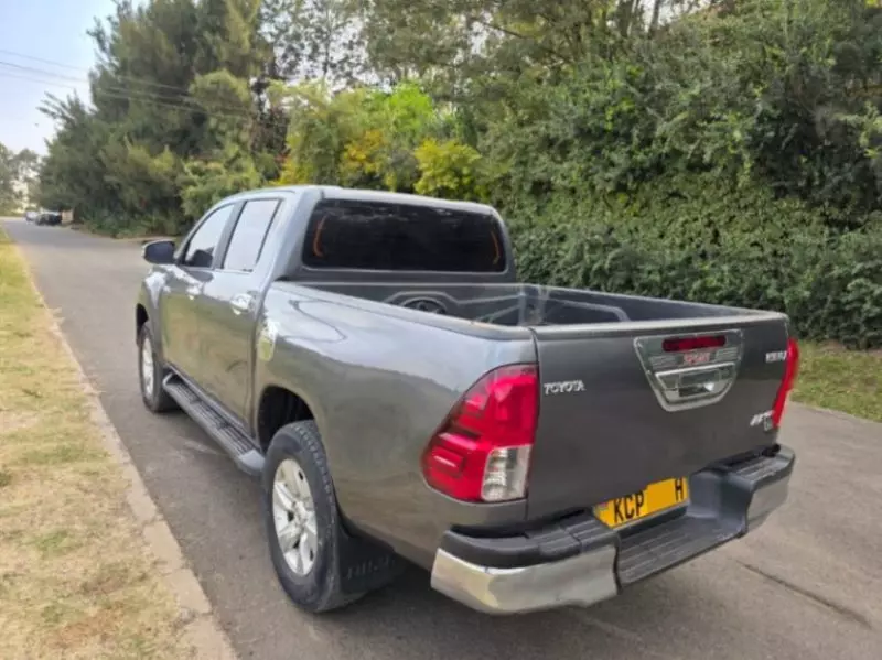 Toyota Hilux   - 2015