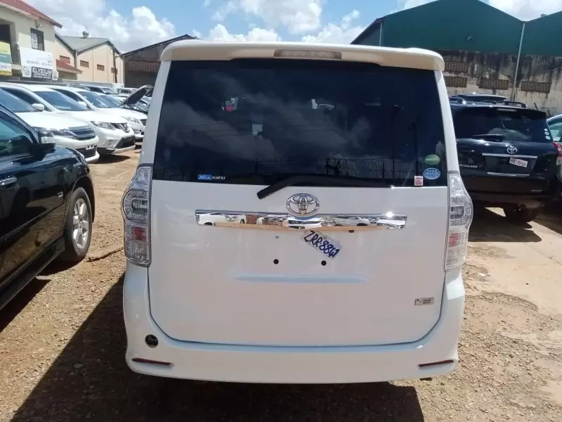 Toyota Voxy    - 2012