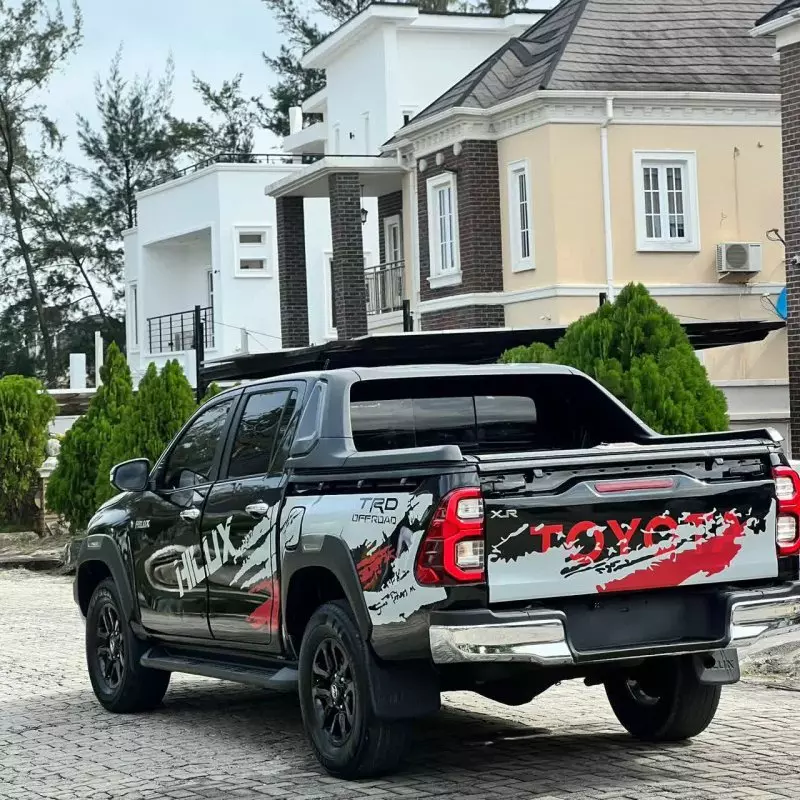 Toyota Hilux   - 2017