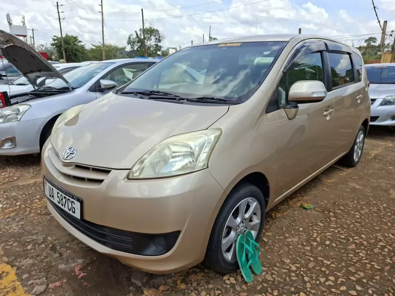 Toyota Passo Sette   - 2010