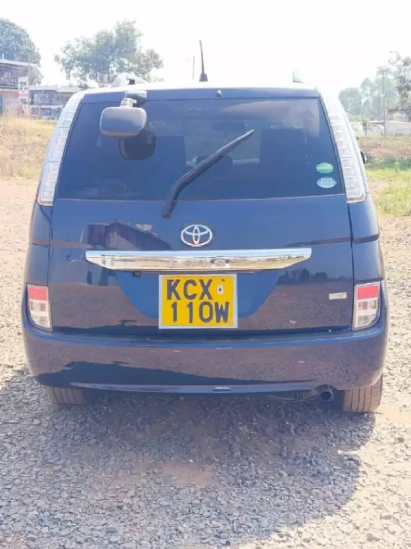 Toyota Isis    - 2013