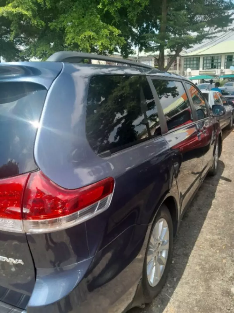Toyota Sienna   - 2013