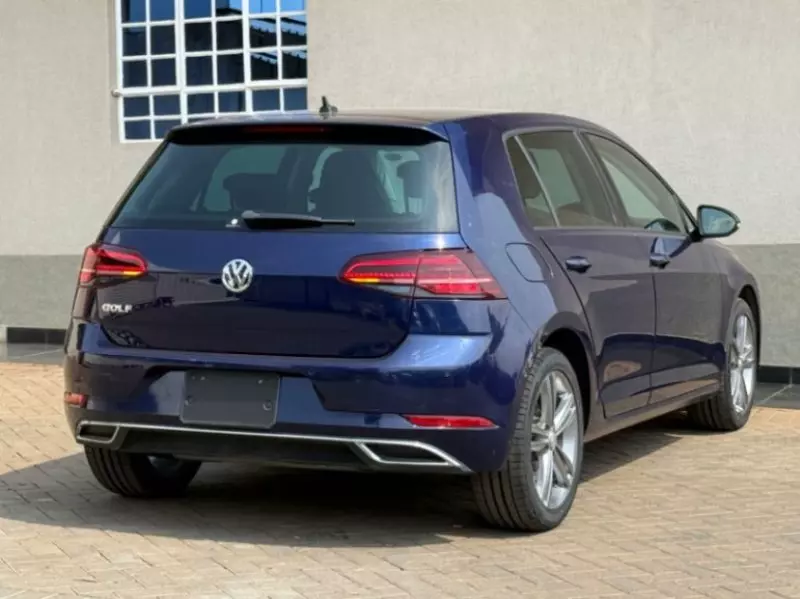 Volkswagen Golf   - 2020