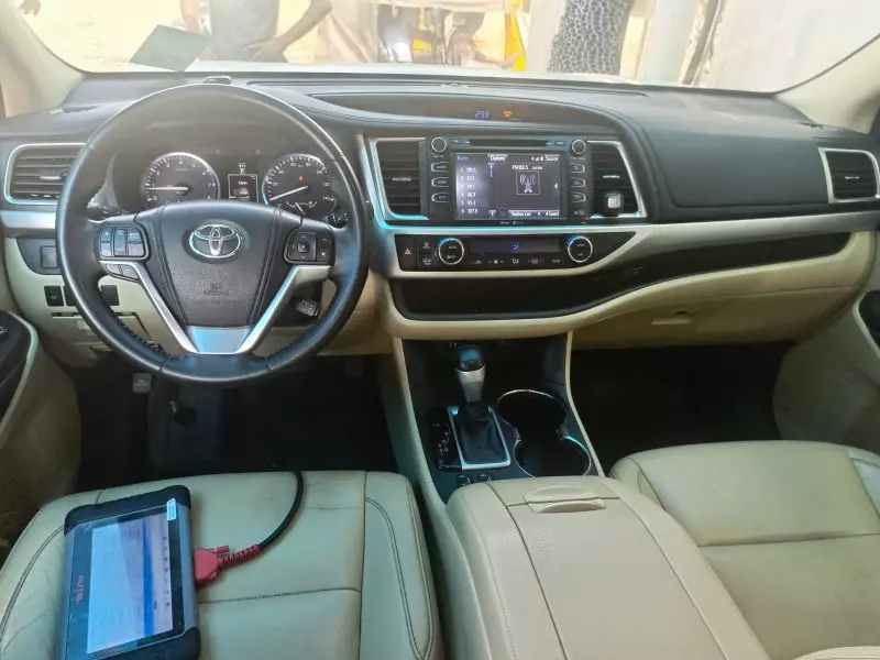 Toyota Highlander   - 2014