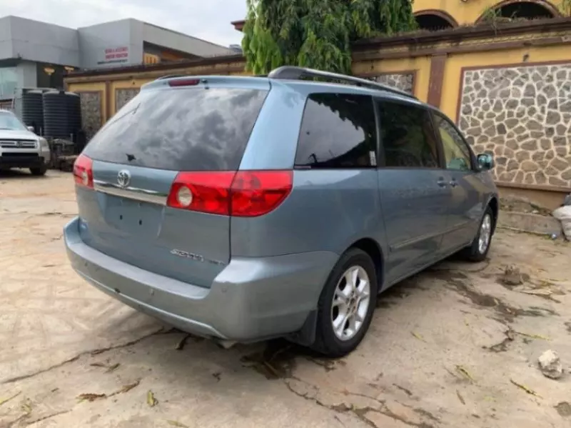 Toyota Sienna   - 2006
