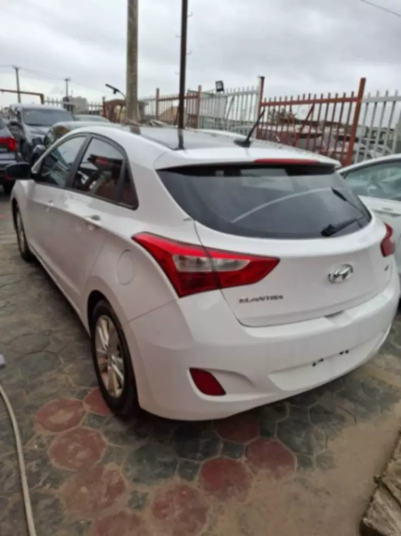 Hyundai Elantra   - 2013
