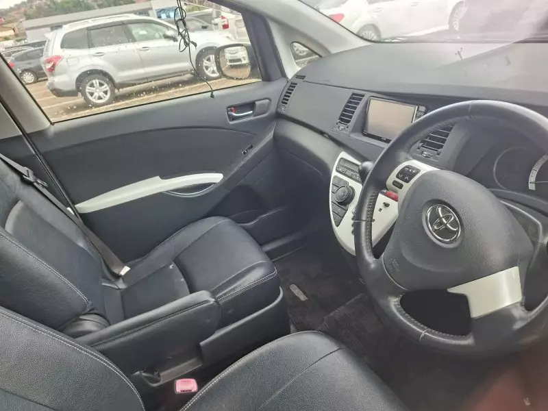 Toyota Isis    - 2012