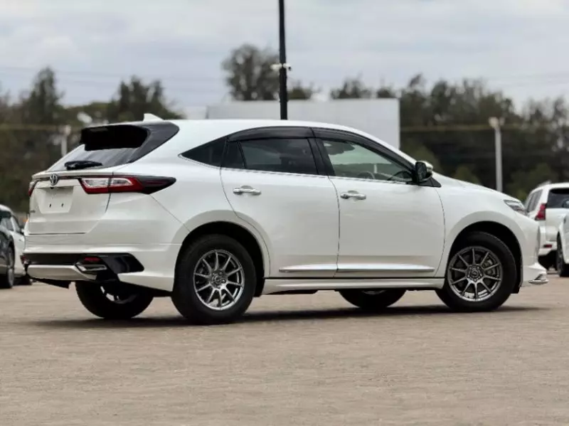 Toyota Harrier   - 2018