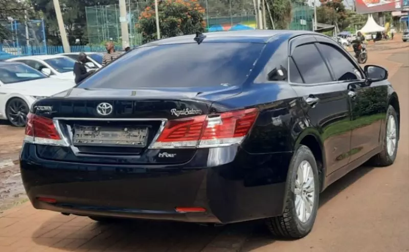Toyota Crown Royal saloon    - 2014