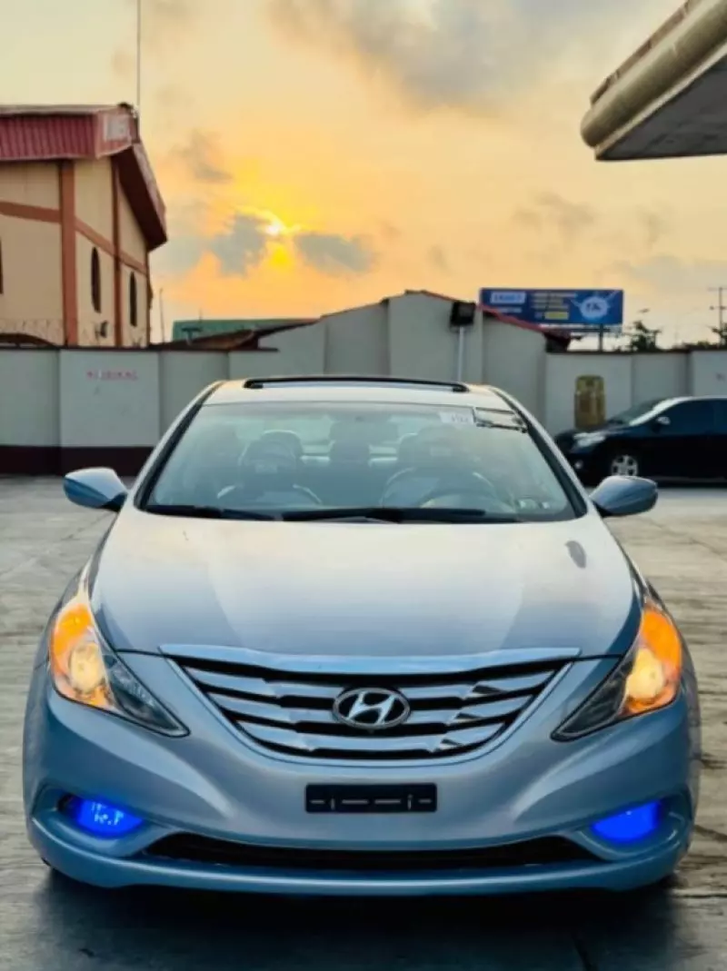 Hyundai Sonata   - 2011