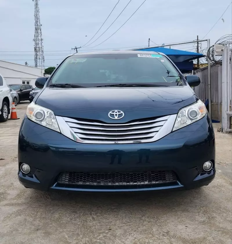 Toyota Sienna   - 2011
