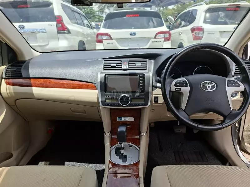 Toyota Premio    - 2016