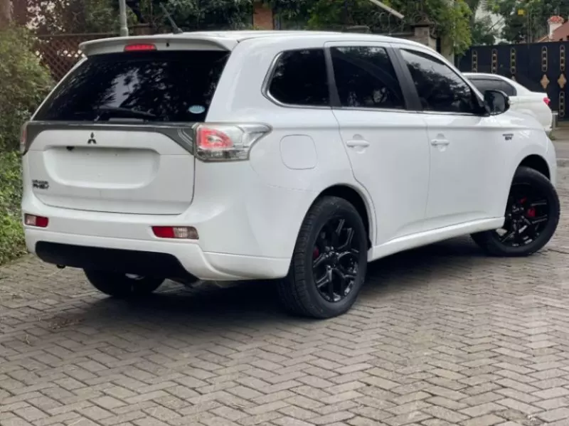 Mitsubishi OUTLANDER   - 2014