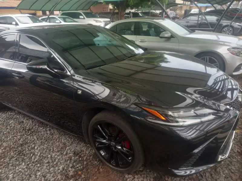 Lexus ES 350   - 2022