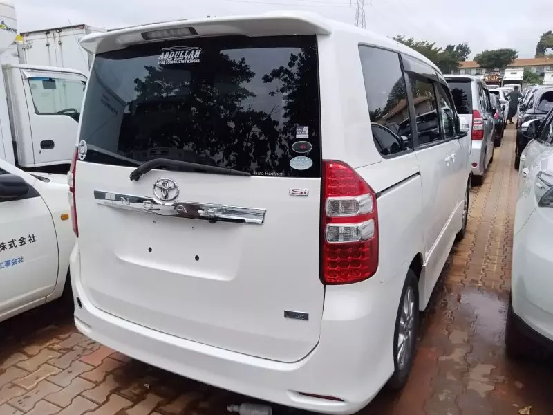 Toyota Noah   - 2011