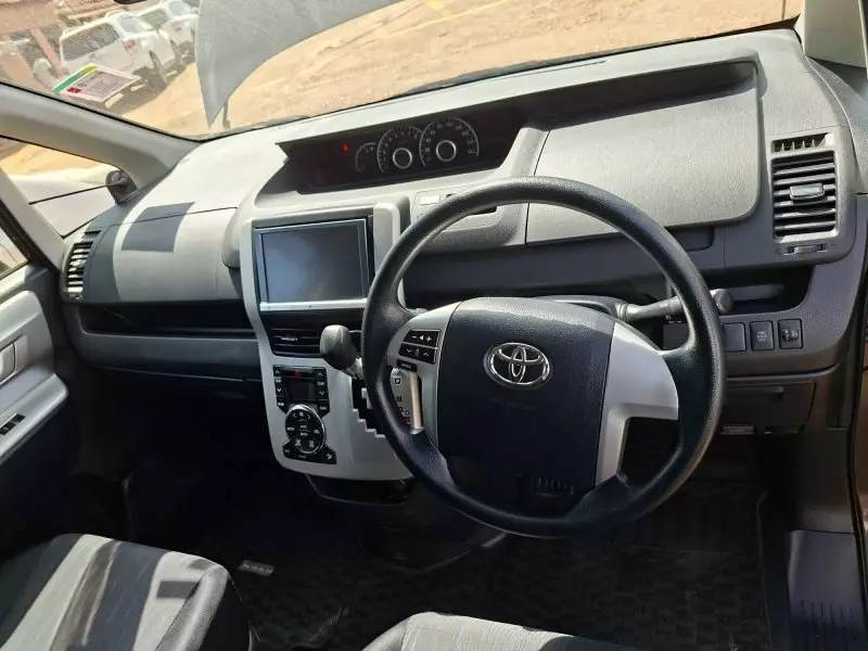 Toyota Noah - 2012