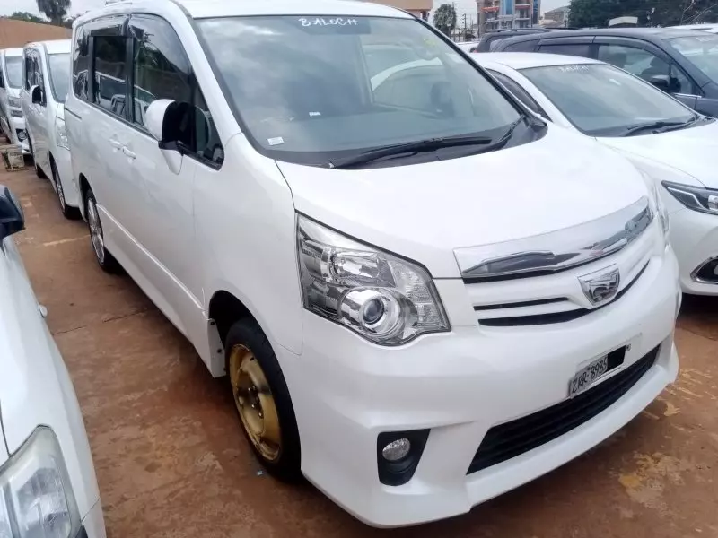 Toyota Noah   - 2012