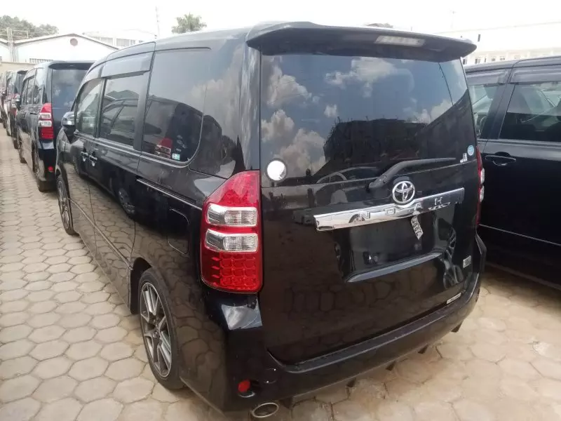 Toyota Noah   - 2012
